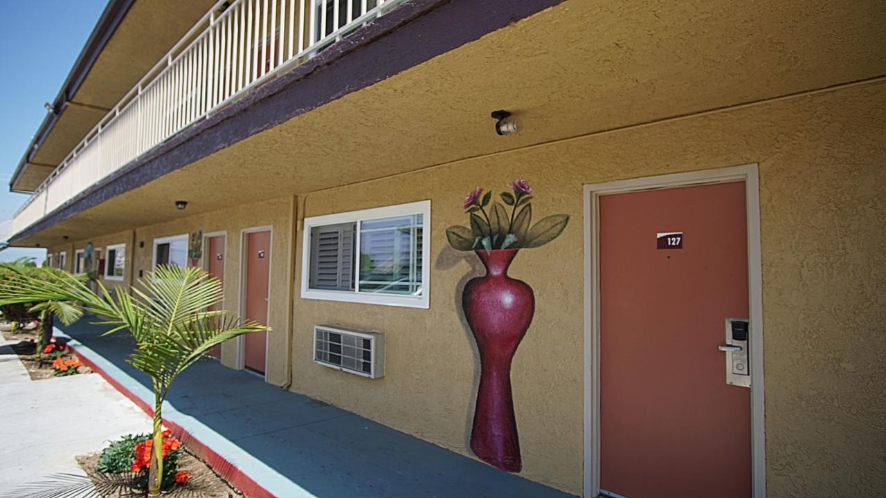 Los Angeles Inn & Suites - Lax West Athens Екстериор снимка